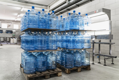 水工厂。车间内部装有塑料瓶或塑料桶的托盘