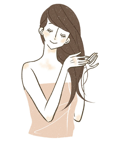 做头发护理的女性