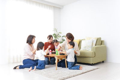 母亲的朋友和孩子们在聚会