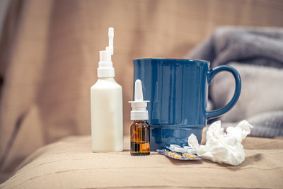 病人床上的药品、杯子和餐巾。