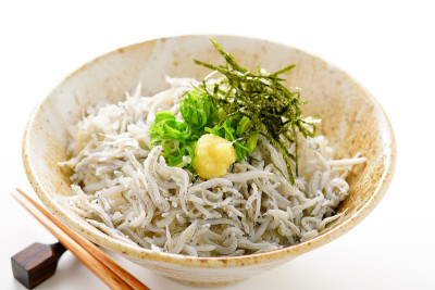 shirasu堂。银鱼碗。日本的食物。