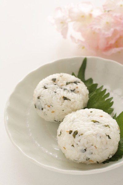 日本食品，绿叶蔬菜和芝麻饭团