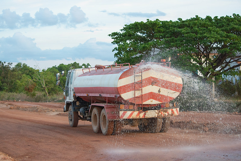 水车在为一个新的道路建筑工地喷水。