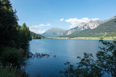 阿尔卑斯山山脉和海德湖的迷人景色