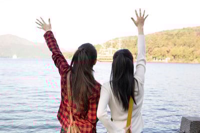 两个女人向船挥手