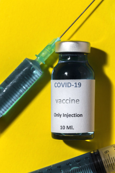 装有COVID-19检测疫苗的透明玻璃瓶和注射器
