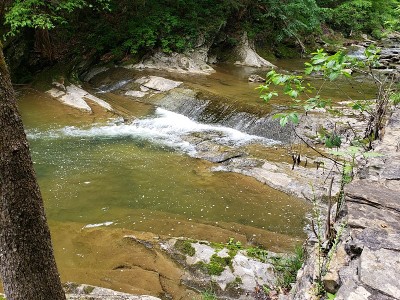 激流漫过岩石