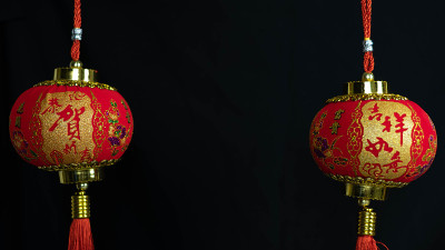 中国小镇黑色背景的中国灯笼。2020鼠年生肖。新年快乐