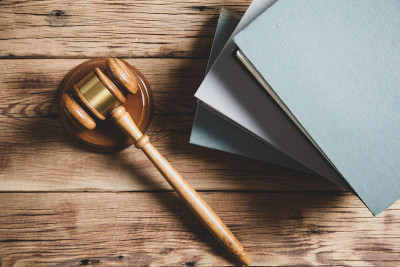 桌子上的书上有一个木制的裁判