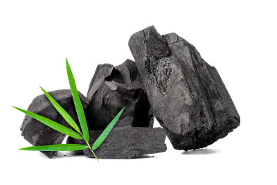 天然木炭，传统木炭或无烟无味木炭硬木炭隔离在白色背景上。