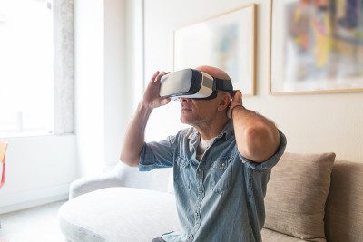 光头在家享受VR体验