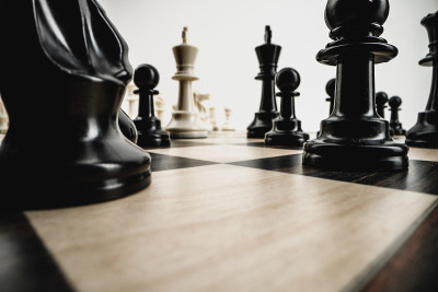 在国际象棋棋盘上的棋子的微距照片