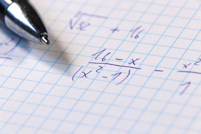 数学课上的数学例子或家庭作业的例子。我们也可以看到蓝色的笔