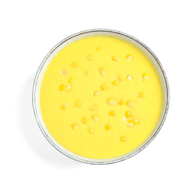 美味的奶油玉米汤孤立在白色，俯视图