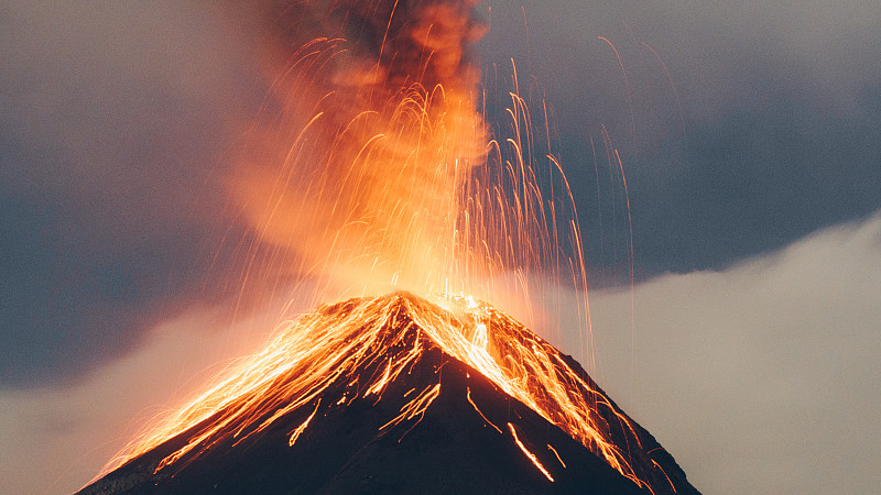 炽热的橙色岩浆从富埃戈火山涌出