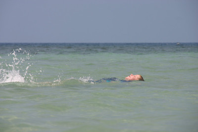 小男孩在海里游泳