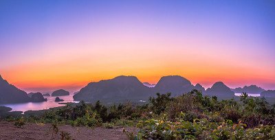 太阳升起在三岘港山顶