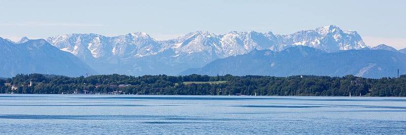 全景与斯达恩伯格湖和Wetterstein山脉