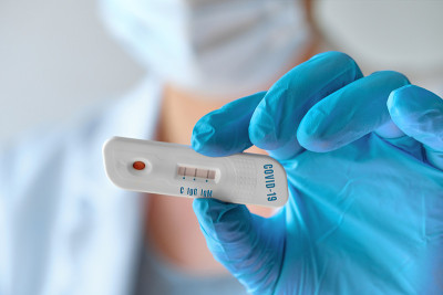医生或医疗技术显示快速实验室COVID-19检测新型冠状病毒(SARS-CoV-2) IgM和IgG