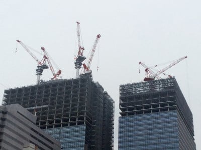 日本东京车站附近的起重机