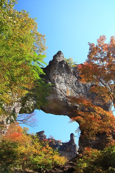 秋天的岩石颜色