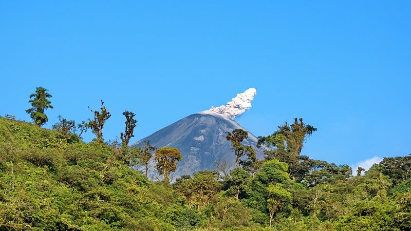 雷文多尔火山喷出的火山灰