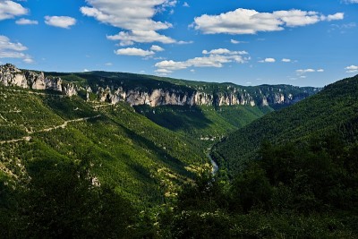 在Les Vignes上面的峡谷Du Tarn峡谷，可以看到Chateau de Blanquefo