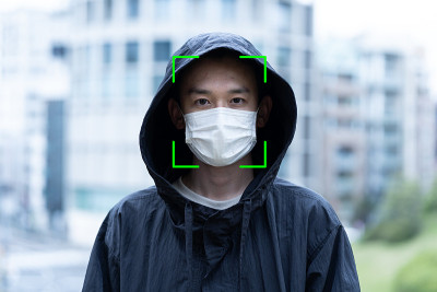 年轻的亚洲人戴着面具
