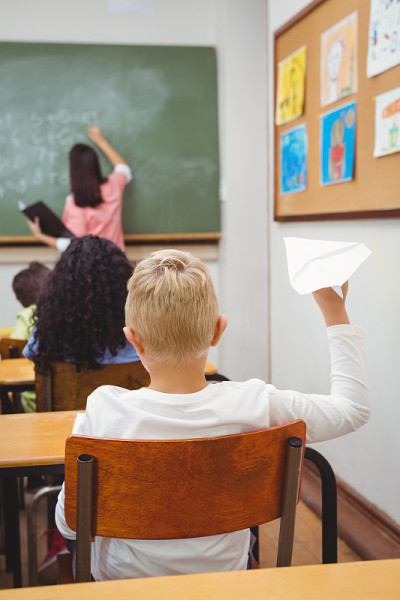 学生正要扔纸飞机