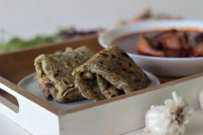 用全麦面粉、亚麻籽和新鲜香菜叶制成的印度扁面包，配红肉汁鱼咖喱。当地人称香菜配红咖喱鱼。