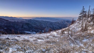 日本长野县宇陆东原高原冬季黎明景观