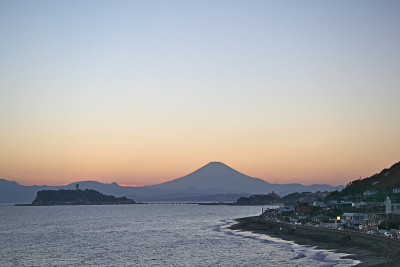 日落的富士山和叶岛