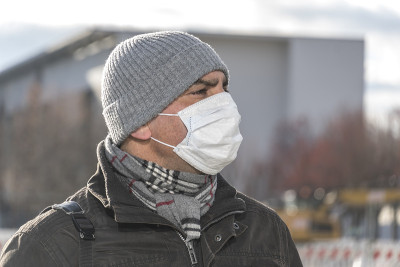 用医用口罩遮住口鼻