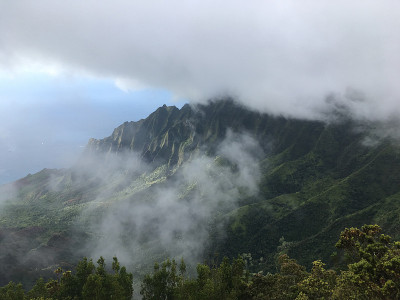夏威夷考艾岛多云的日子里的卡拉劳山谷。