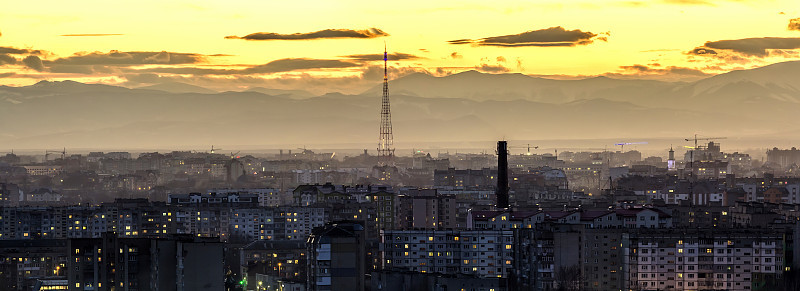 乌克兰Ivano-Frankivsk市夜间鸟瞰图。高楼大厦和高山的灯火通明的现代夜市。现代城市空间中