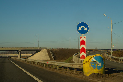 高速公路。巷道的背景。有路标的路