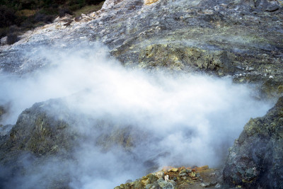 意大利那不勒斯波佐利索尔法塔拉火山口的硫磺