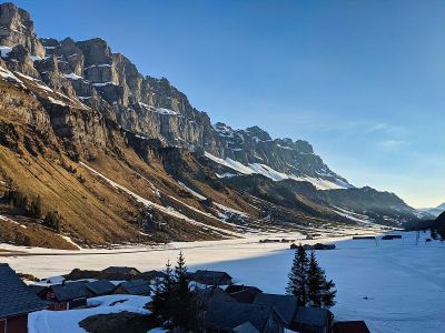 乌里州的厄纳博登就在克劳森关口之前。开始许多滑雪旅行。清晨阳光下的群山