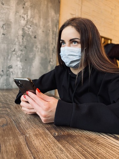 带着手机和耳机的年轻女孩