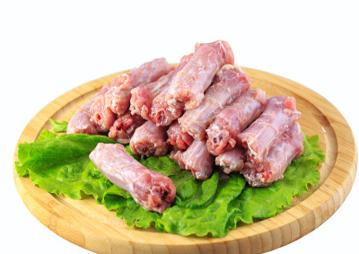 白底木板上的鸡脖子