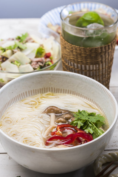 泰式酸鸡肉面条