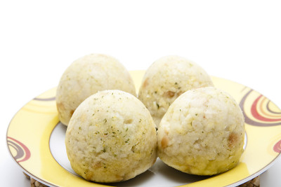 饺子放在盘子里煮
