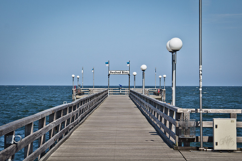 在码头上。在Rügen，粉笔悬崖，海滩，海岸和沐浴胜地宾兹度过美好时光。