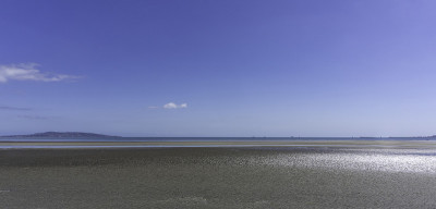 爱尔兰都柏林的Sandymount Strand, Howth头在远处。