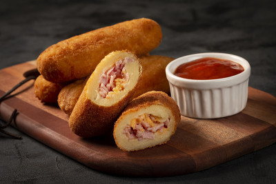 炸Risol或Risol。以奶酪和火腿填充的Risoles。