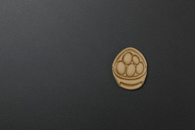 黑色背景上的狗饼干
