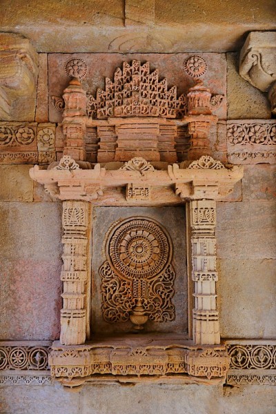 Adalaj stewell是印度古吉拉特邦艾哈迈达巴德附近的Adalaj村的一座印度教建筑。