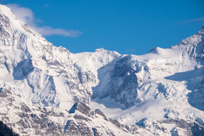 瑞士阿尔卑斯雪山与松林景观。瑞士的巨山。风景山景。瑞士翁根，少女地区的雪山景观。