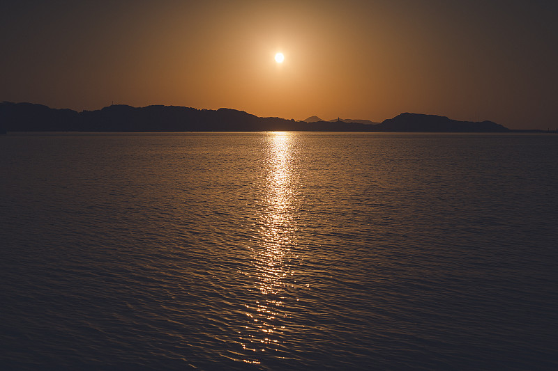 佐贺县白津市洋步子海面上的夕阳和日落。