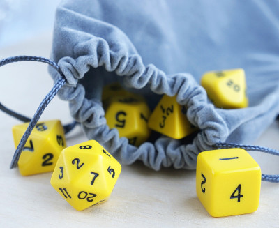 骰子rpg，棋盘或桌面游戏在一个灰色的袋子(袋)。